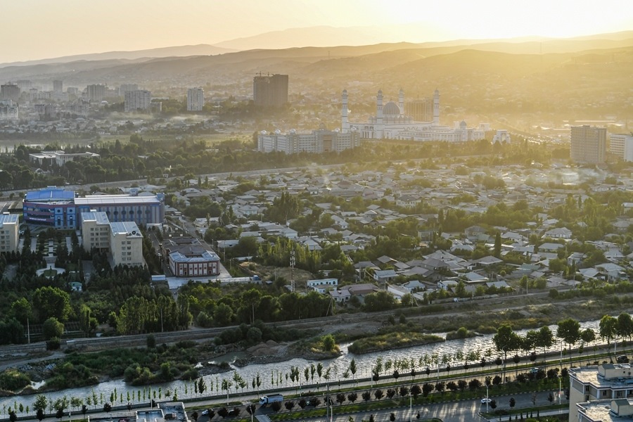 這是2024年6月26日拍攝的塔吉克斯坦首都杜尚別城市風光。新華社記者 曹陽 攝