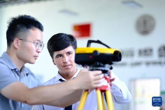 6月14日，在塔吉克斯坦首都杜尚別的魯班工坊，來(lái)自天津城市建設(shè)管理職業(yè)技術(shù)學(xué)院的老師（左）指導(dǎo)學(xué)生。新華社記者 鄭開(kāi)君 攝
