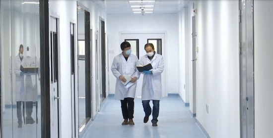 中國科學院贛江創(chuàng)新研究院科研人員在交流。（贛州市贛縣區(qū)融媒體中心供圖）