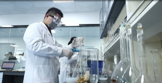 中國科學院贛江創(chuàng)新研究院科研人員在做實驗。