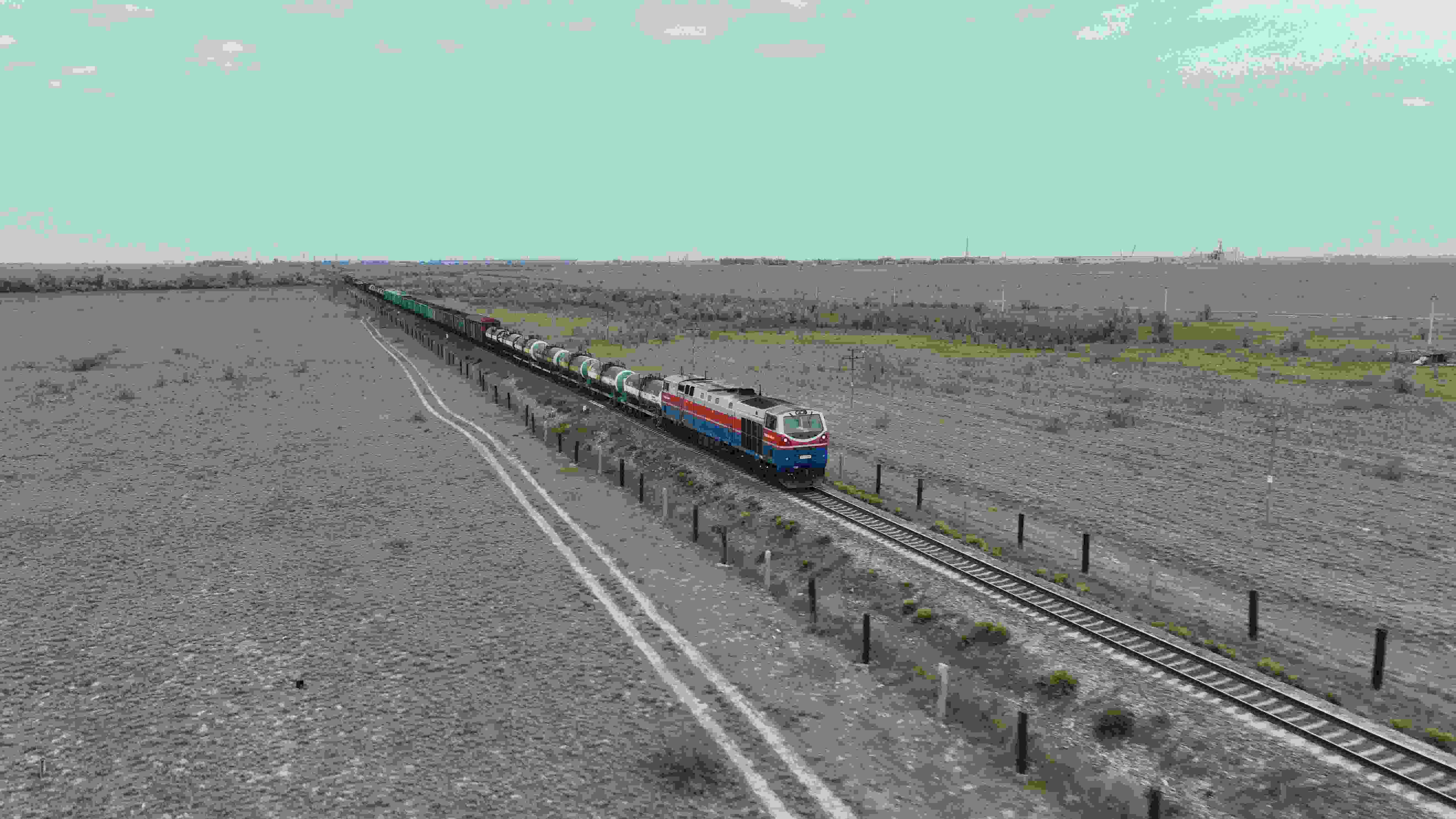 △ 2023年5月12日，在哈薩克斯坦阿拉木圖附近，貨運列車馳騁于阿拉木圖與中國霍爾果斯間（無人機照片）。