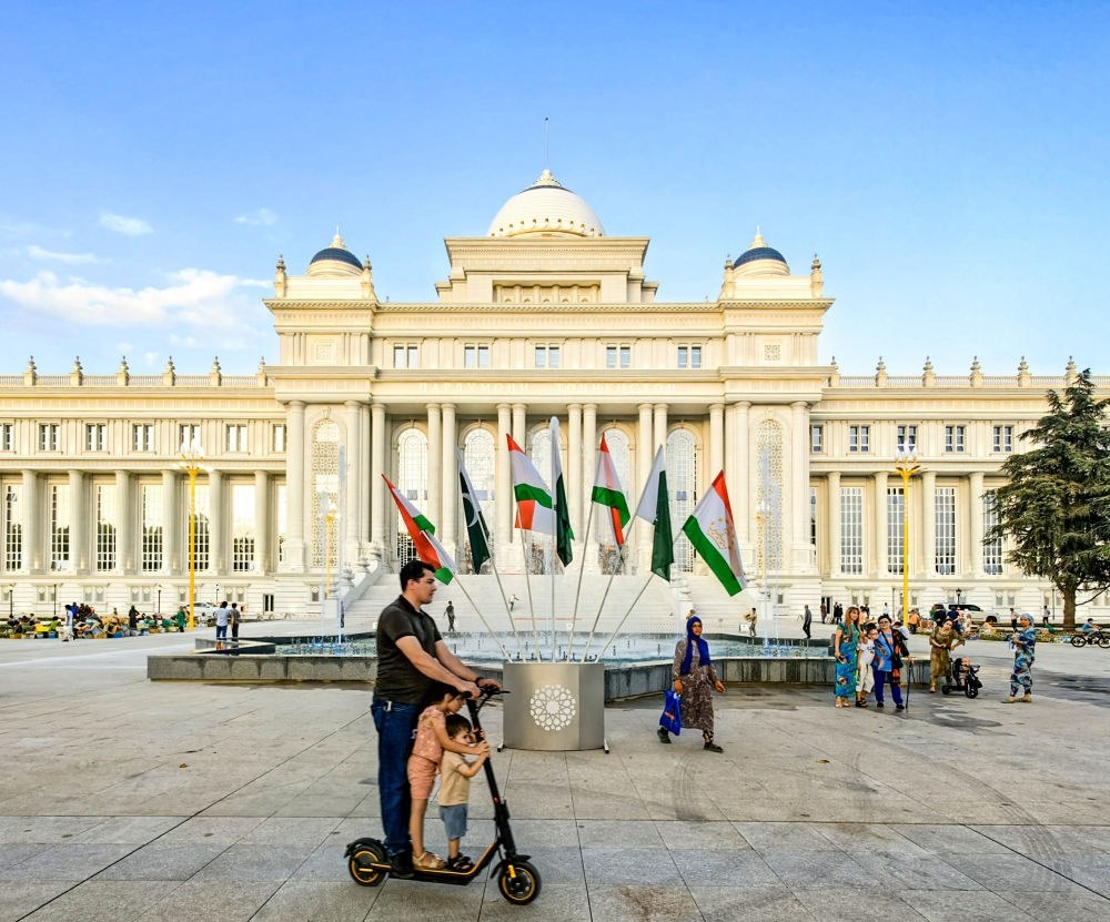 2024年7月1日，人們在塔吉克斯坦議會大樓前的廣場上休閑。