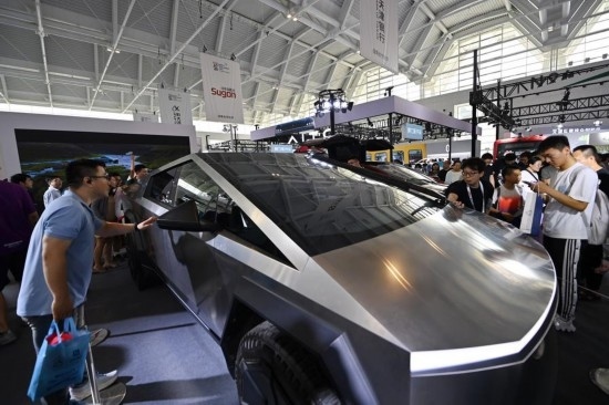 在天津舉行的2024世界智能產(chǎn)業(yè)博覽會上，觀眾在特斯拉展臺參觀（6月22日攝）。新華社記者 李然 攝
