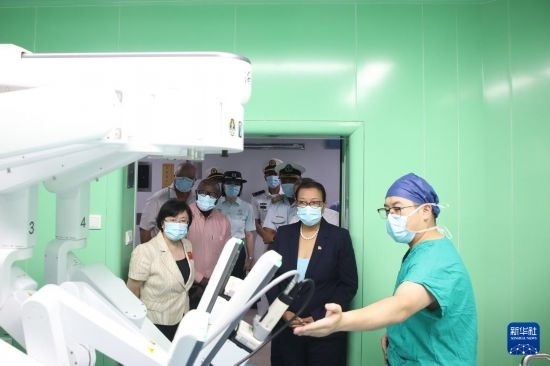 7月5日，塞舌爾衛(wèi)生部長(zhǎng)維多在中國(guó)海軍“和平方舟”號(hào)醫(yī)院船上參觀。新華社發(fā)（劉志磊 攝）