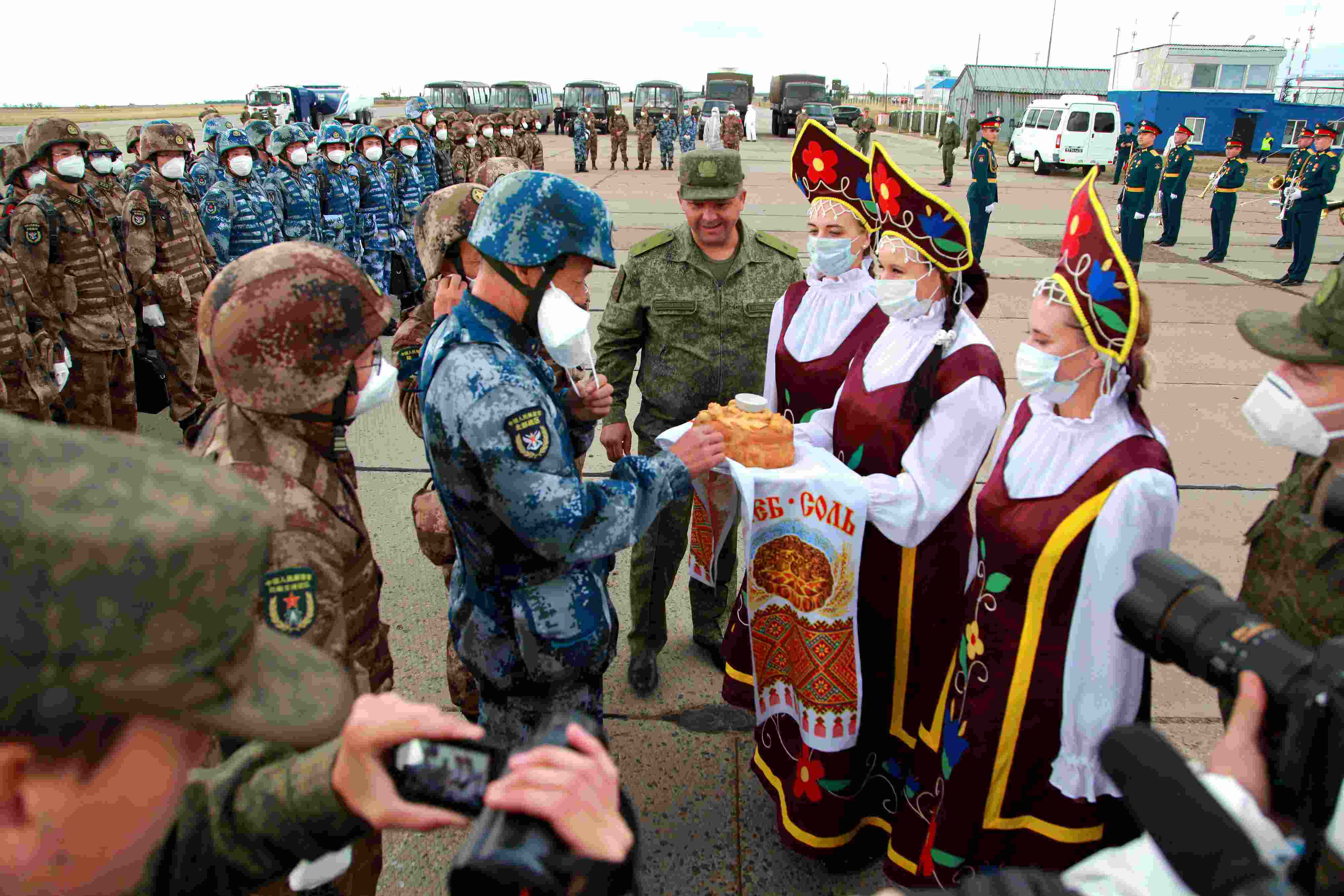 當(dāng)?shù)貢r(shí)間2021年9月10日，跨境參加“和平使命-2021”上海合作組織成員國(guó)聯(lián)合反恐軍演的中方部隊(duì)導(dǎo)演部抵達(dá)俄羅斯奧倫堡“東古茲”靶場(chǎng)演習(xí)地域。圖為俄方人員為中方人員舉行歡迎儀式。