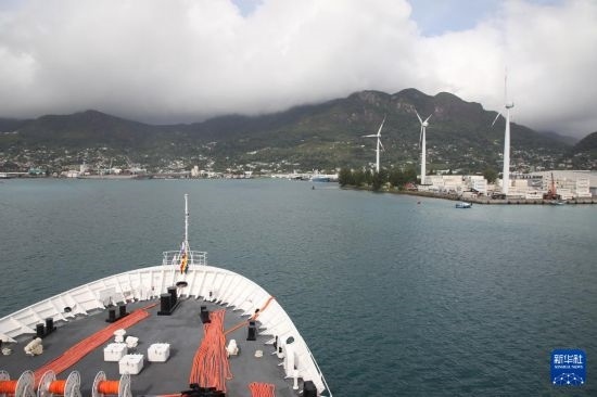 7月5日，中國(guó)海軍“和平方舟”號(hào)醫(yī)院船抵達(dá)塞舌爾維多利亞新港碼頭。新華社發(fā)（劉志磊 攝）