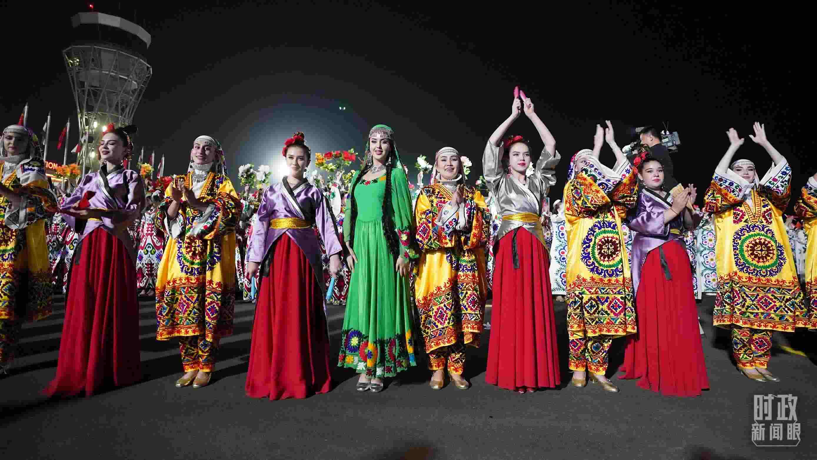 △迎賓儀式上身著民族盛裝的塔吉克斯坦青年。（總臺記者李晉拍攝）