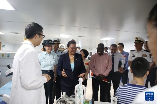 7月5日，塞舌爾衛(wèi)生部長(zhǎng)維多在中國(guó)海軍“和平方舟”號(hào)醫(yī)院船上參觀中醫(yī)診室。新華社發(fā)（劉志磊 攝）