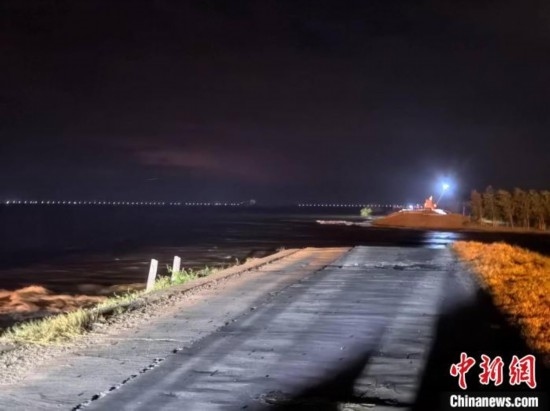  7月6日凌晨，湖南岳陽華容縣團(tuán)洲垸洞庭湖一線堤防決口現(xiàn)場(chǎng)。中新社記者 白祖偕 攝