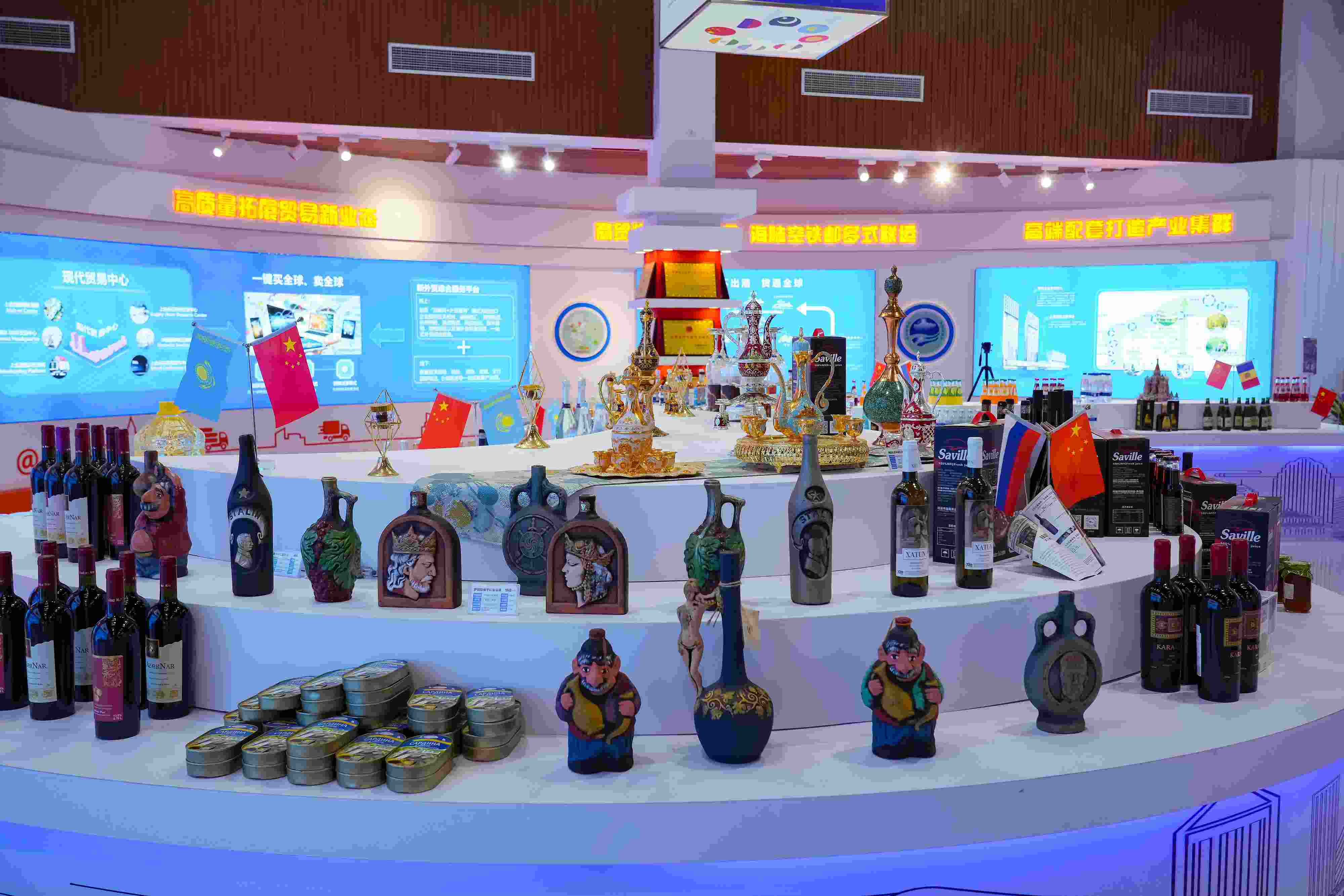 2022年10月19日，青島，上合示范區(qū)展出的上合組織國(guó)家特色商品。