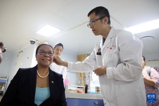 7月5日，塞舌爾衛(wèi)生部長(zhǎng)維多在中國(guó)海軍“和平方舟”號(hào)醫(yī)院船上體驗(yàn)中醫(yī)。新華社發(fā)（劉志磊 攝）