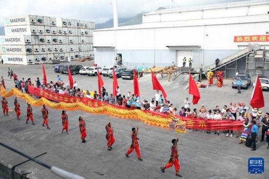 這是7月5日在塞舌爾維多利亞新港碼頭拍攝的歡迎儀式。新華社發(fā)（劉志磊 攝）