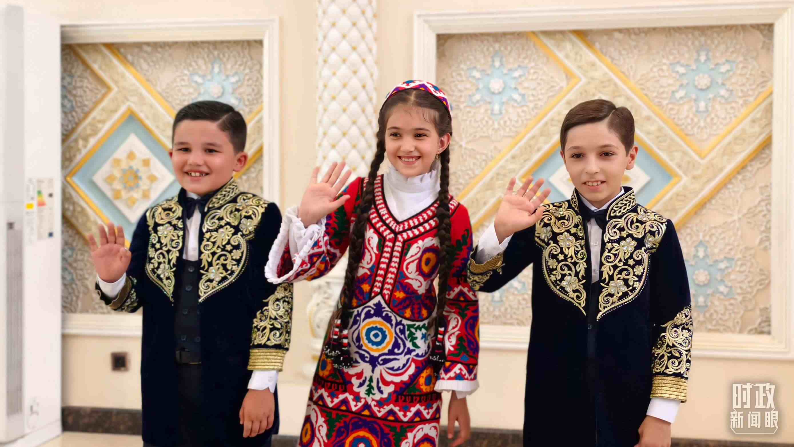 △在機場迎接習(xí)主席的塔吉克斯坦少年。（總臺央視記者韓銳拍攝）