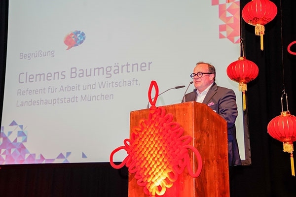 圖為鮑姆蓋特納在致辭。（駐慕尼黑總領(lǐng)館提供）