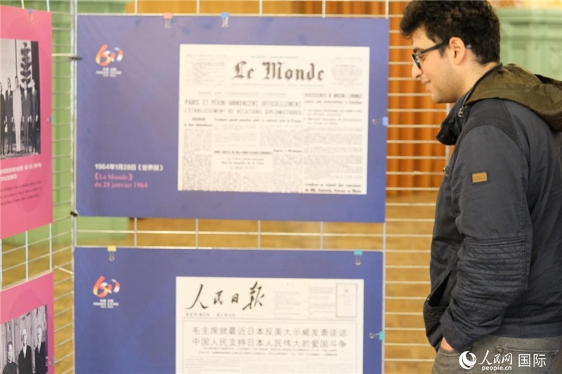 蒙達爾紀(jì)市民駐足“中法建交六十周年”圖片展。人民網(wǎng)記者 于超凡攝
