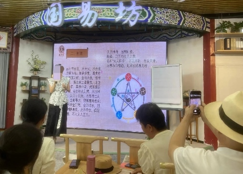 葉姓講師為學員講“相”。人民網(wǎng) 劉文邦攝