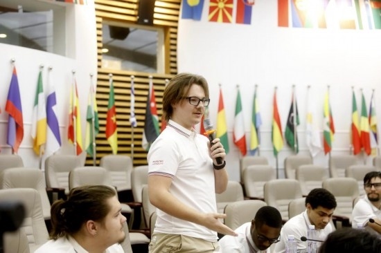 7月8日，美國中田納西州立大學(xué)大一學(xué)生雅克布·揚(yáng)在共譜華美和音交流營上分享。新華社發(fā)