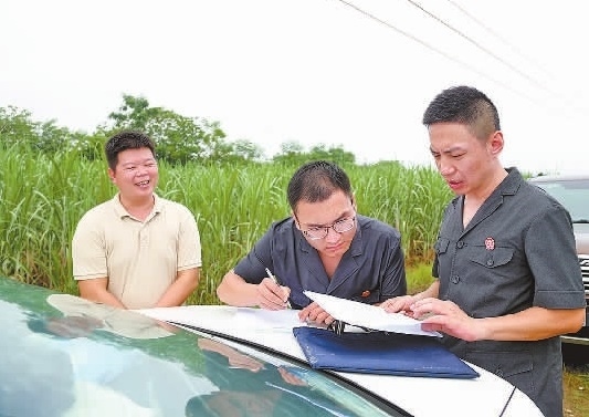 圖③：清塘后，執(zhí)行干警與某農場負責人確認魚塘交付情況。