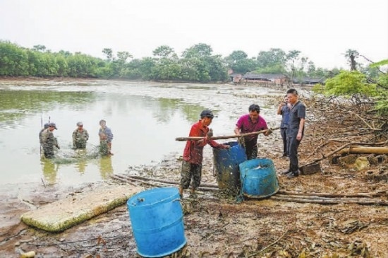 圖②：執(zhí)行干警督促凌某捕魚清塘。