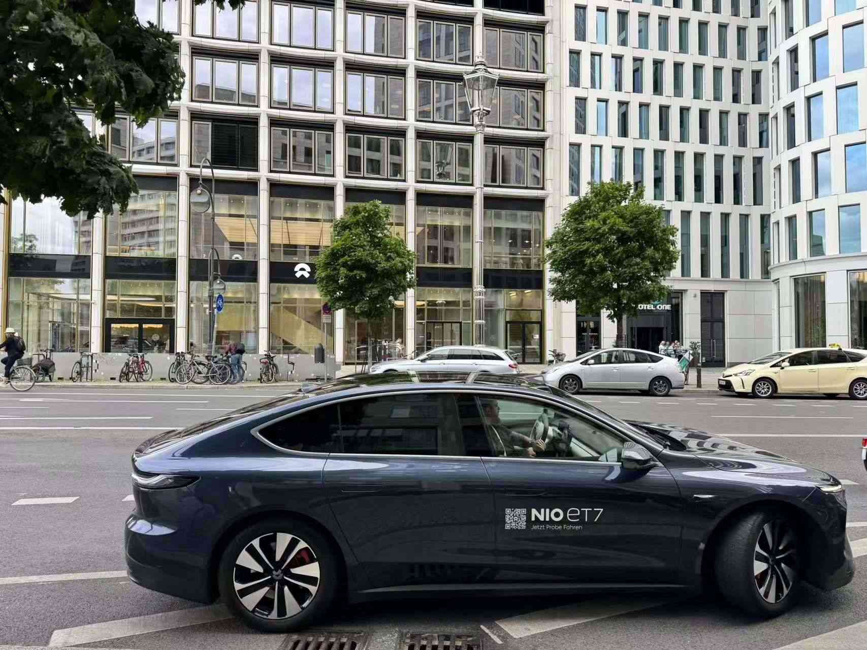 消費者在蔚來柏林智能駕駛中心前試駕電動汽車。 人民網(wǎng)記者 李強攝