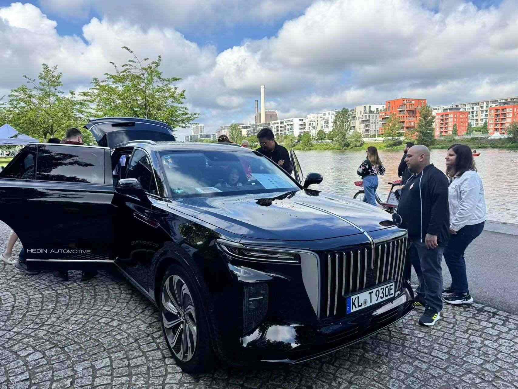 紅旗電動汽車在法蘭克福市中心做演示 人民網(wǎng)記者 李強攝