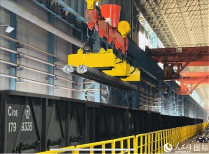 通鋼產(chǎn)品正在裝車。人民網(wǎng) 謝瑩攝