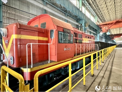 運(yùn)輸通鋼產(chǎn)品的火車。人民網(wǎng) 謝瑩攝