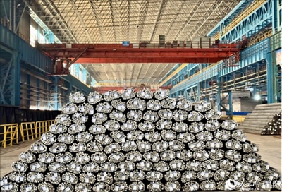 廠房內(nèi)待運(yùn)輸?shù)耐ㄤ摦a(chǎn)品。人民網(wǎng) 謝瑩攝