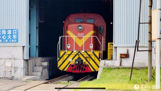 通鋼產(chǎn)品通過鐵路運(yùn)輸出場。人民網(wǎng) 謝瑩攝