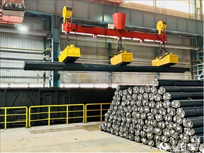 通鋼產(chǎn)品正在裝車。人民網(wǎng) 謝瑩攝