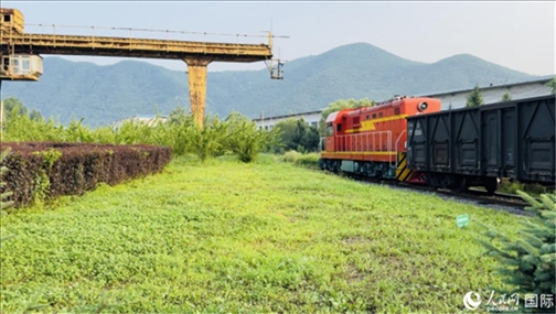 通鋼產(chǎn)品通過鐵路運(yùn)輸出場。人民網(wǎng) 謝瑩攝