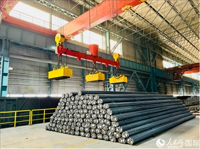 通鋼產(chǎn)品正在裝車。人民網(wǎng) 謝瑩攝