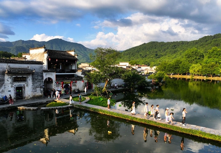 游客在安徽省黃山市黟縣宏村游玩（2024年7月7日攝）。新華社記者 杜宇 攝