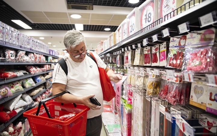 2024年4月29日，在匈牙利布達(dá)佩斯，一名男子在中歐商貿(mào)物流合作園區(qū)的中國商品交易展示中心內(nèi)購物。中歐商貿(mào)物流合作園區(qū)是中國在歐洲地區(qū)建設(shè)的首個商貿(mào)物流型境外經(jīng)貿(mào)合作區(qū)，也是集商貿(mào)展示與交易、物流運(yùn)輸與倉儲、產(chǎn)業(yè)投資與合作功能于一體的中歐企業(yè)雙向互動平臺。新華社記者 張帆 攝