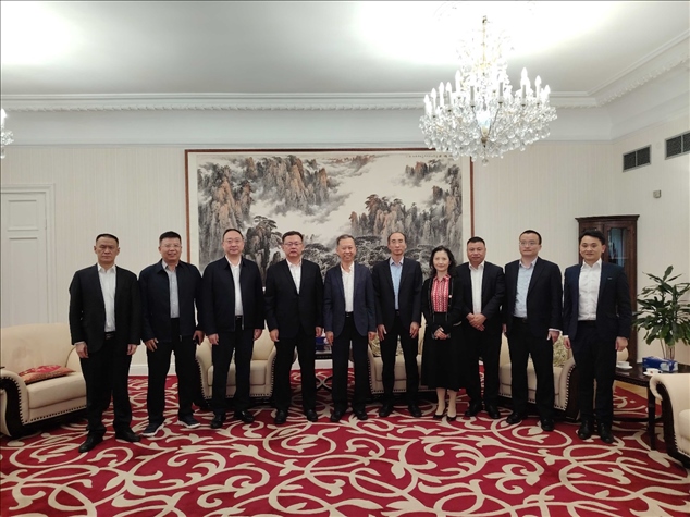 中國(guó)駐瑞典大使崔愛民（左五）會(huì)見中國(guó)中鐵股份有限公司總裁陳文健一行并合影。中國(guó)駐瑞典大使館供圖