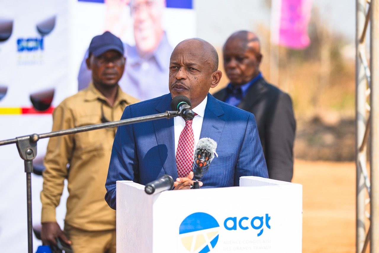 剛果（金）國務部長兼基礎設施和公共工程部長穆武尼在開工儀式上致辭。中鐵資源集團供圖