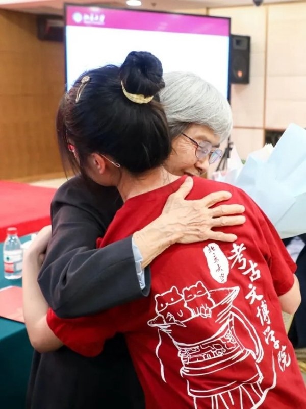 2023年，在校友向母校捐贈(zèng)儀式上，鐘芳蓉與樊錦詩(shī)擁抱。校方供圖