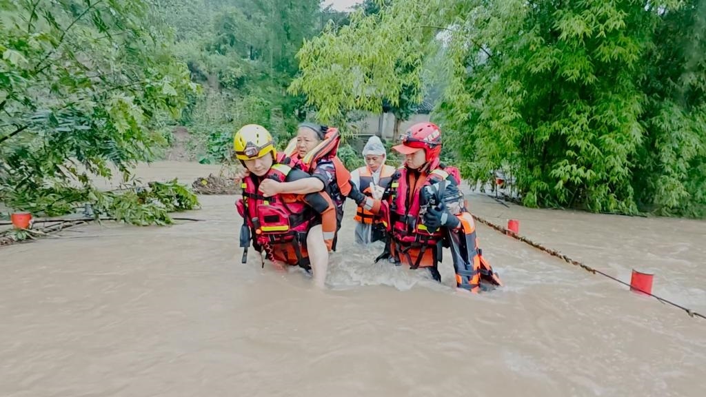 在忠縣，救援人員正在轉(zhuǎn)移受災(zāi)群眾。新華社發(fā)