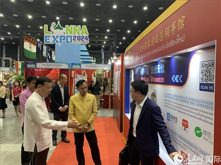 7月9日，中國(guó)駐清邁總領(lǐng)事陳海平與清邁副府尹威拉蓬等共同參觀以“暢游中國(guó)、支付無(wú)憂”為主題的中國(guó)展位。人民網(wǎng)記者章念生攝