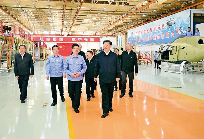 2023年10月10日至13日，中共中央總書記、國家主席、中央軍委主席習(xí)近平在江西考察。這是11日上午，習(xí)近平在景德鎮(zhèn)市昌河飛機(jī)工業(yè)（集團(tuán)）有限公司考察。 新華社記者 燕雁/攝