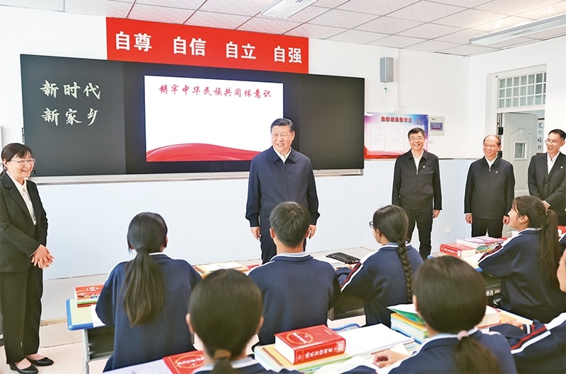 2024年6月18日至19日，中共中央總書記、國家主席、中央軍委主席習(xí)近平在青?？疾?。這是18日下午，習(xí)近平在果洛西寧民族中學(xué)高一（1）班觀摩“新時(shí)代、新家鄉(xiāng)”主題思政課。 新華社記者 鞠鵬/攝