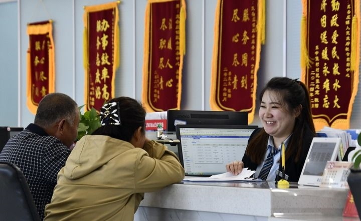 2024年3月25日，北京市大興區(qū)龐各莊鎮(zhèn)政務服務中心的工作人員耐心為群眾解答問題。大興區(qū)龐各莊鎮(zhèn)政務服務中心用“最多跑一次”的工作理念為企業(yè)和群眾提供了便利化、精準化、個性化的衍生服務。新華社記者 李欣 攝