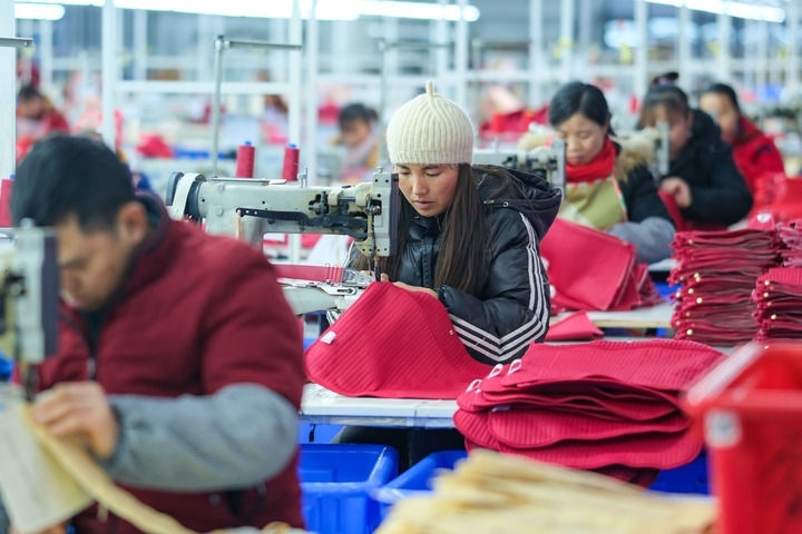 2024年1月18日，社區(qū)居民在紅安社區(qū)的鄉(xiāng)村振興就業(yè)車間工作。紅安社區(qū)是由易地搬遷安置區(qū)單獨成立的新社區(qū)，位于湖南省湘西土家族苗族自治州鳳凰縣禾庫鎮(zhèn)。新華社記者 張鋮 攝