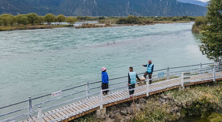 西藏雅尼國家濕地公園管護員在巡護途中小憩（無人機照片，2023年9月8日攝）。新華社記者 丁增尼達 攝