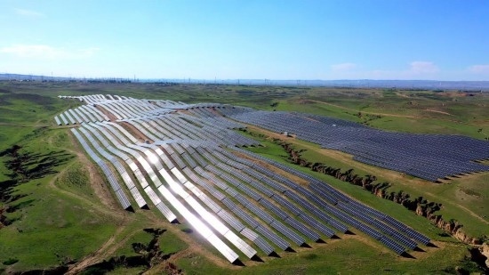 紅寺堡區(qū)發(fā)展光伏產(chǎn)業(yè)。新華社發(fā)（康國慶 攝）