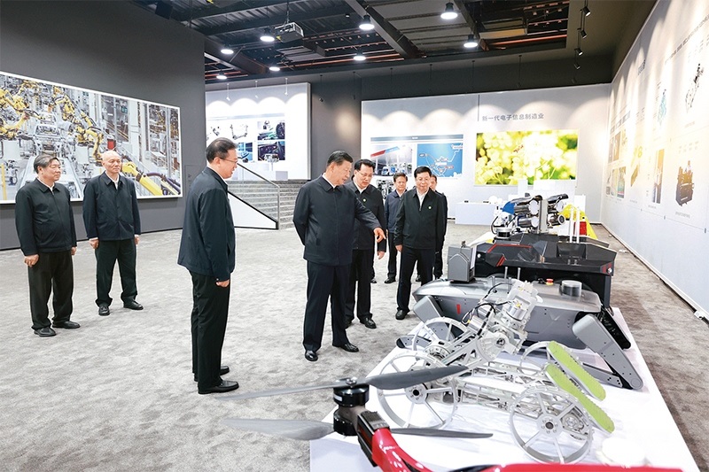 2024年4月22日至24日，中共中央總書記、國家主席、中央軍委主席習(xí)近平在重慶考察。這是22日下午，習(xí)近平參觀重慶科技創(chuàng)新和產(chǎn)業(yè)發(fā)展成果展示。 新華社記者 王曄/攝