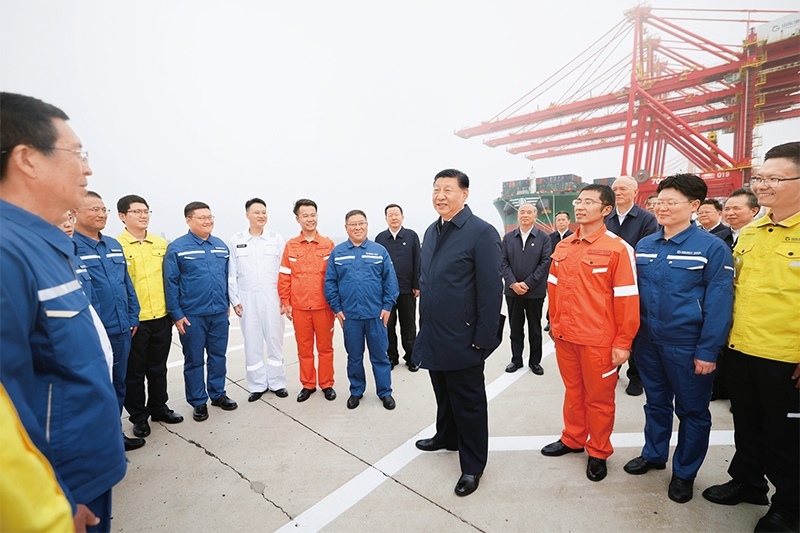 2024年5月22日至24日，中共中央總書記、國家主席、中央軍委主席習(xí)近平在山東考察。這是22日下午，習(xí)近平在日照港親切慰問港口科技工作者、運(yùn)營人員、航運(yùn)人員。 新華社記者 鞠鵬/攝