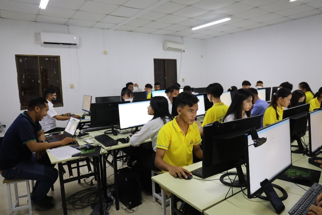 圖為西哈努克港工商學(xué)院的學(xué)生正在上課。西港特區(qū)公司供圖