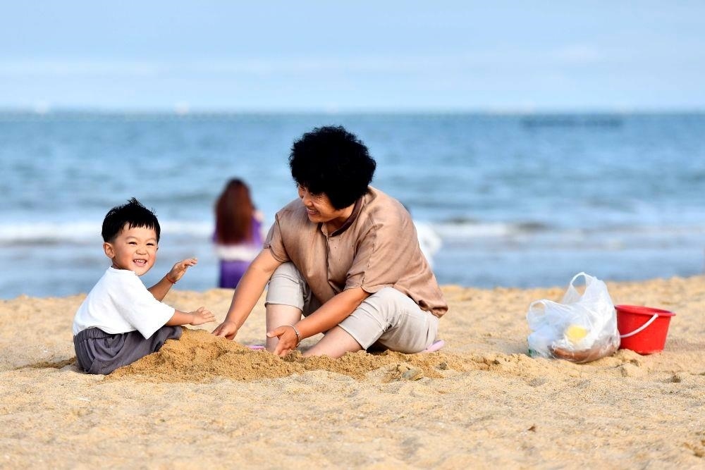 △山東日照陽光海岸綠道沙灘一角。近年來，日照還海于民、還景于民，在保留松林、沙灘、礁石和濕地資源的基礎(chǔ)上，修復(fù)整治生態(tài)岸線，打造出一條長約28公里的陽光海岸綠道，吸引眾多市民游客度假休閑。
