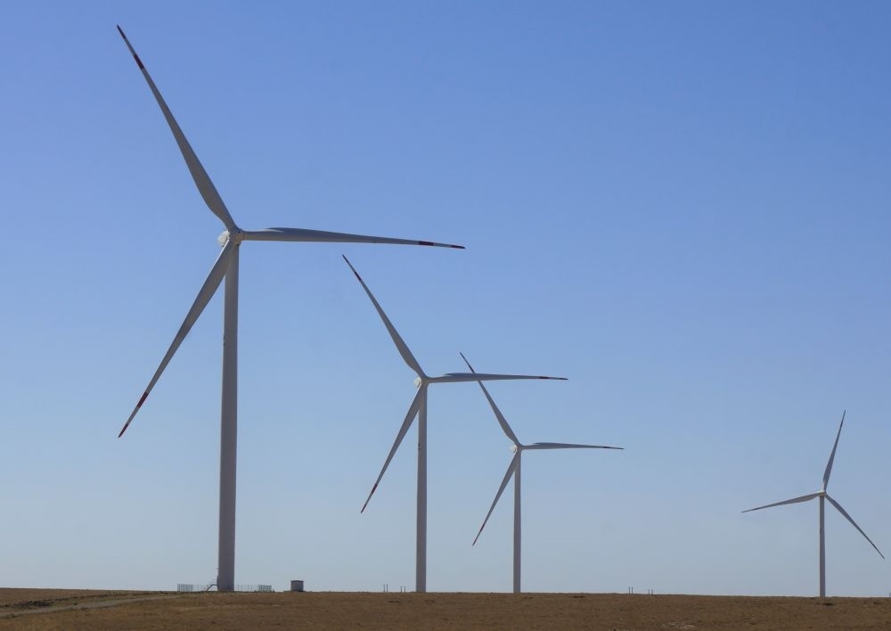 這是中哈合作的哈薩克斯坦札納塔斯100兆瓦風(fēng)電項(xiàng)目（2022年9月13日攝）。新華社發(fā)（德米特里·瓦西連科 攝）